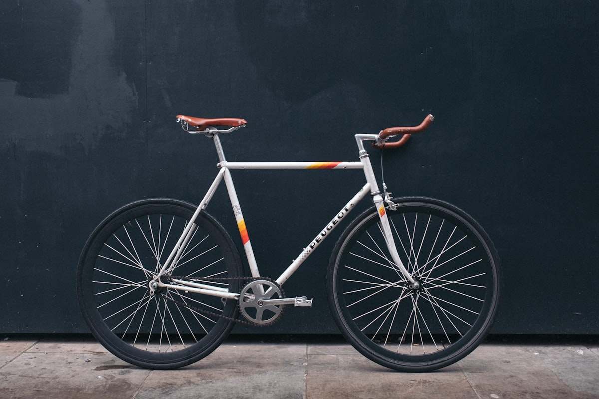 Citybike vor dunklem Hintergrund
