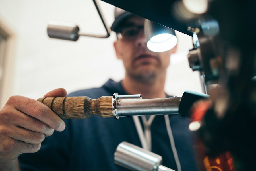 Mechaniker bei der Arbeit in der bikezen-Werkstatt