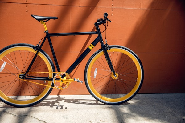 Citybike vor farbiger Wand im Laden